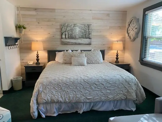 キングサイズベッドのデラックスルーム, Moose Creek Lodge & Suites