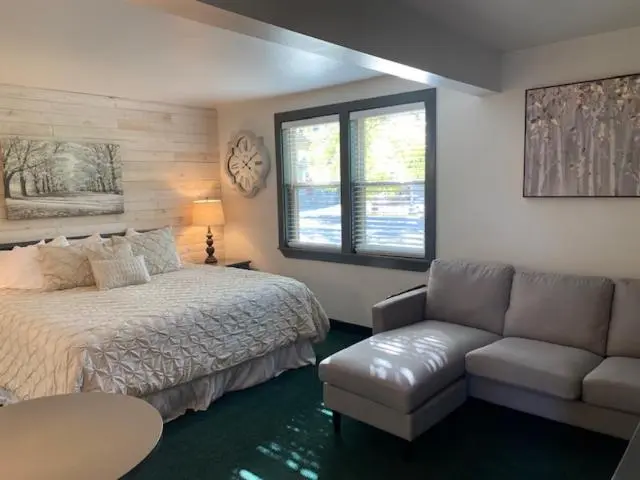 キングサイズベッドのデラックスルーム, Moose Creek Lodge & Suites
