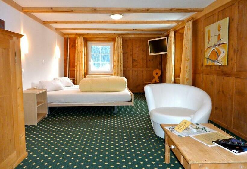 Deluxe Værelse, Posta