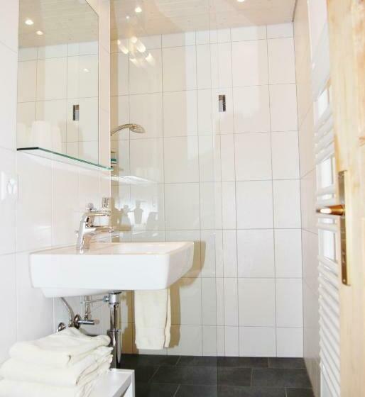 Standard Værelse, Posta