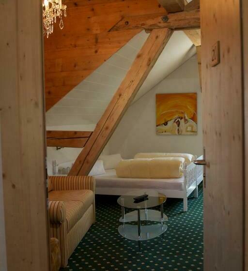 Deluxe Værelse, Posta