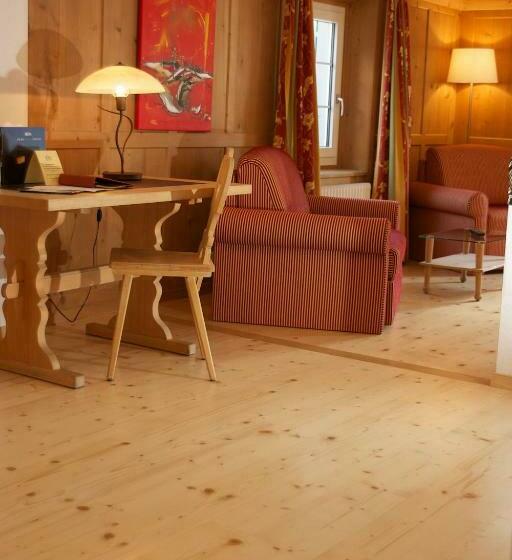 Deluxe Værelse, Posta