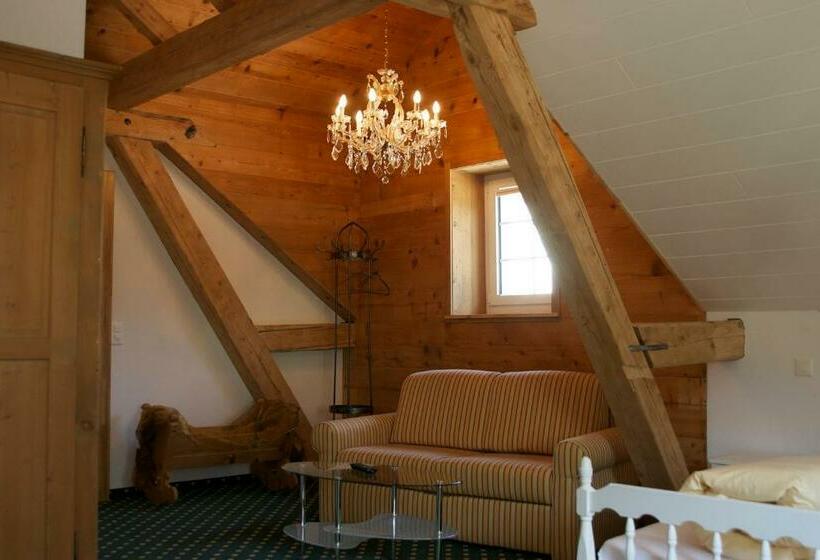 Deluxe Værelse, Posta