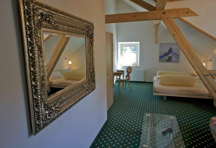 Deluxe Værelse, Posta