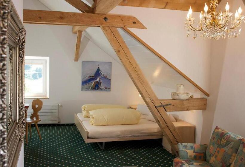 Deluxe Værelse, Posta