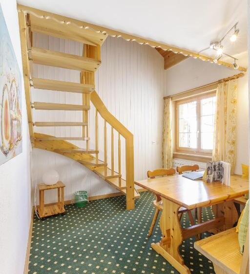 Familie Værelse, Posta