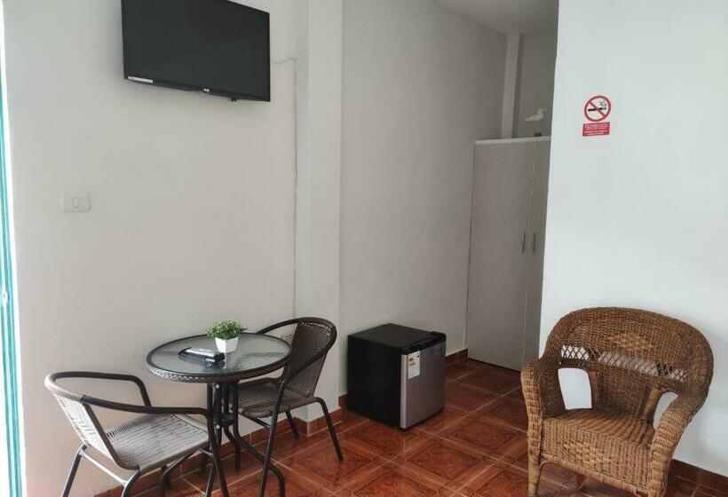 اتاق استاندارد سه تخته با چشمانداز استخر, Ariena