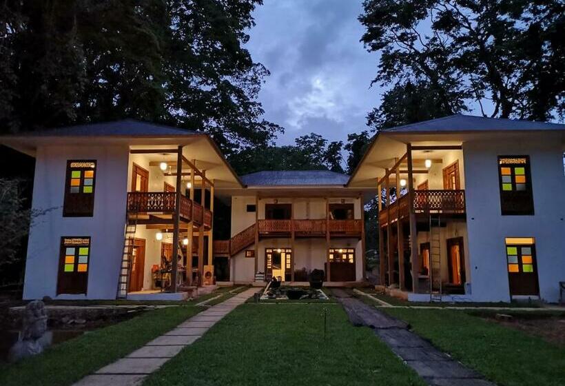 スタンダードインサイドビュールーム, Lanna Ban