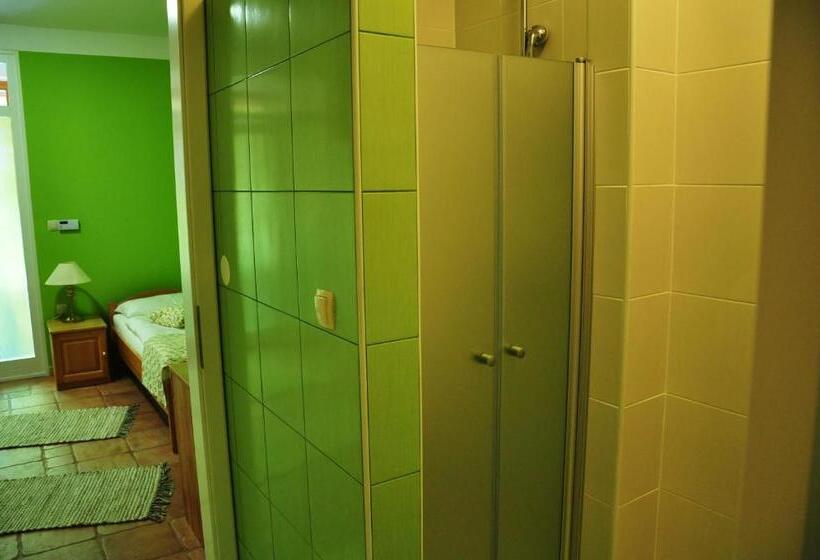 اتاق اکونومی, Natura Amon