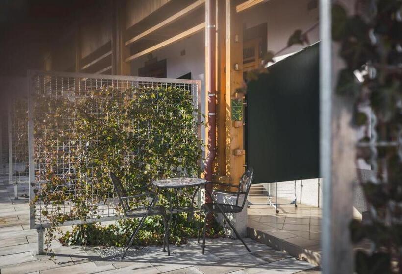 اتاق خانوادگی, Natura Amon