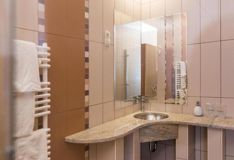 اتاق خانوادگی, Natura Amon