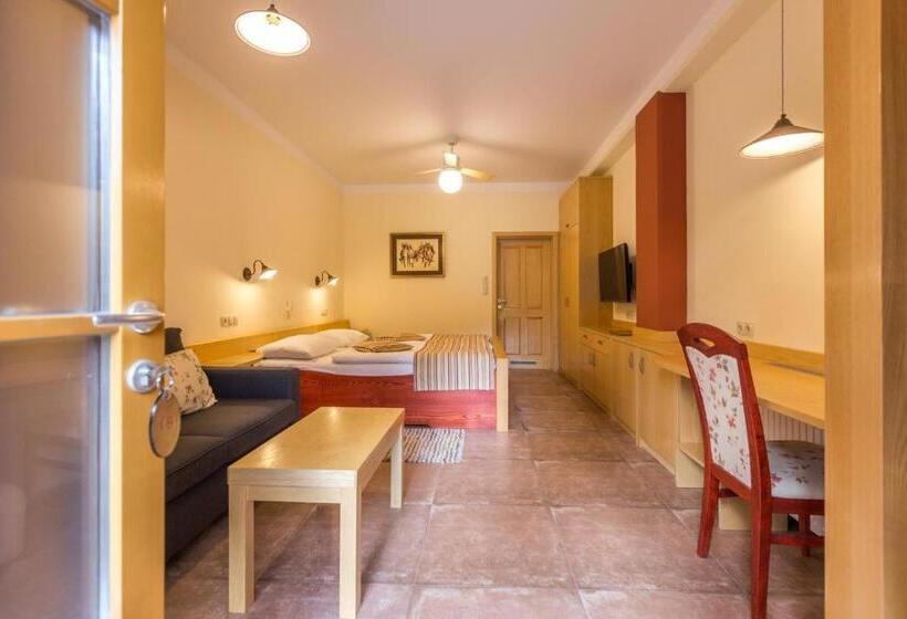 اتاق خانوادگی, Natura Amon