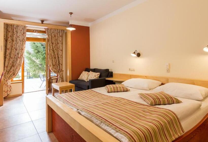 اتاق خانوادگی, Natura Amon