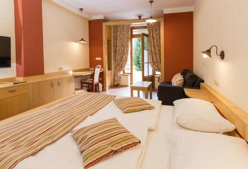 اتاق خانوادگی, Natura Amon