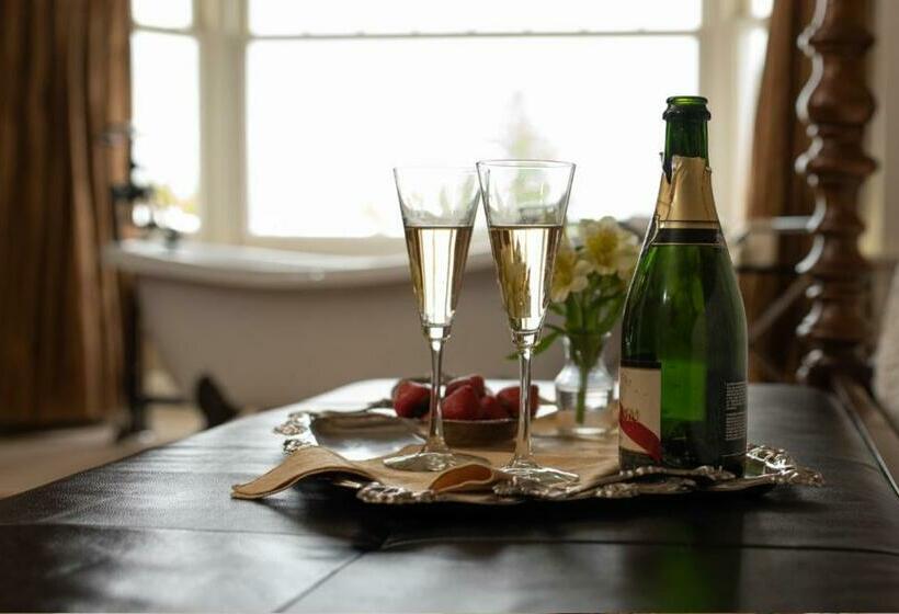 מיטת קינג בסוויטה, Crown Mansion Boutique Hotel & Villas