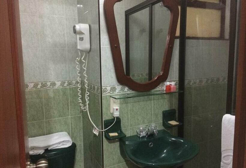 חדר משפחתי, Bolivar Plaza