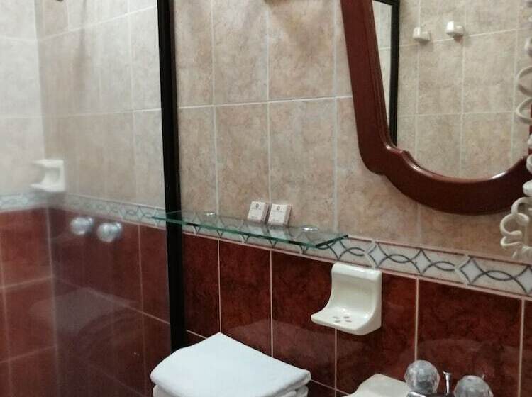 חדר סטנדרט לשלושה, Bolivar Plaza