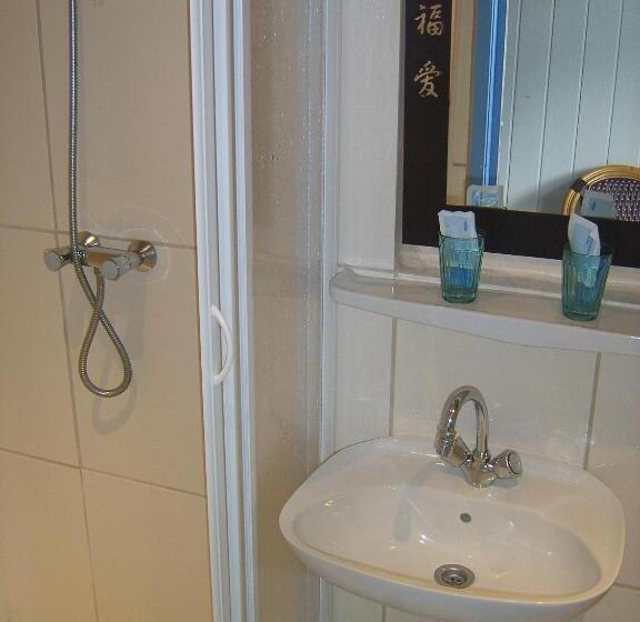 חדר סטנדרט לארבעה, De Zevende Hemel