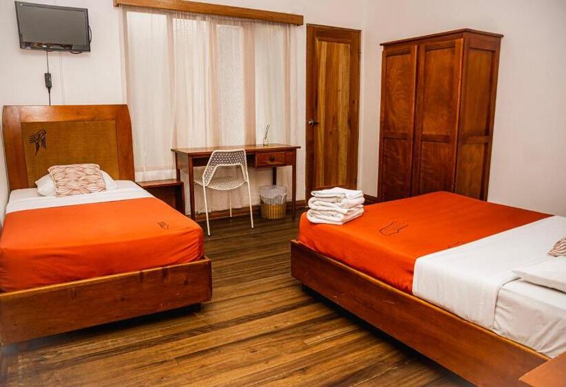 غرفة قياسية ثلاثية, Luz De Luna