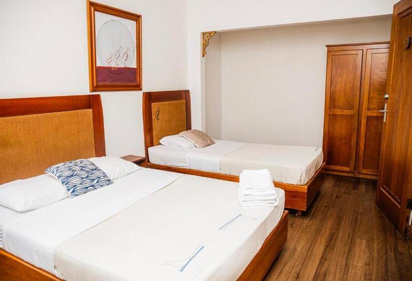 غرفة قياسية ثلاثية, Luz De Luna