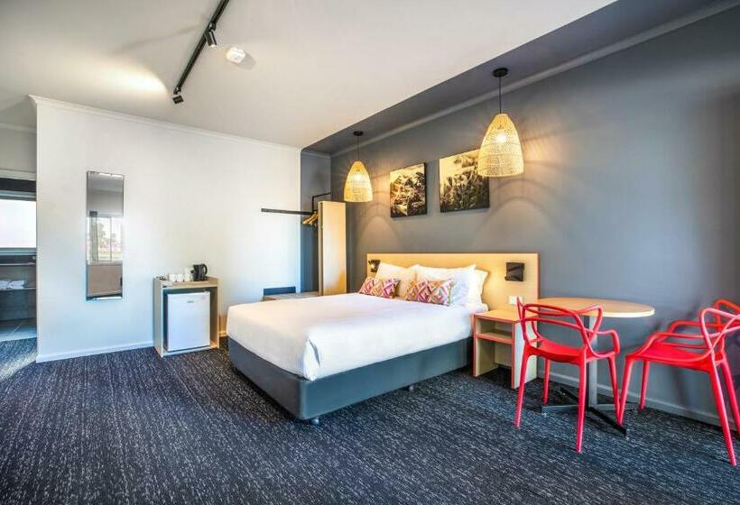 Семейное Студио, Nightcap At Monash