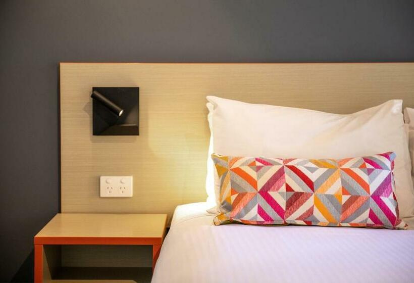 Семейное Студио, Nightcap At Monash