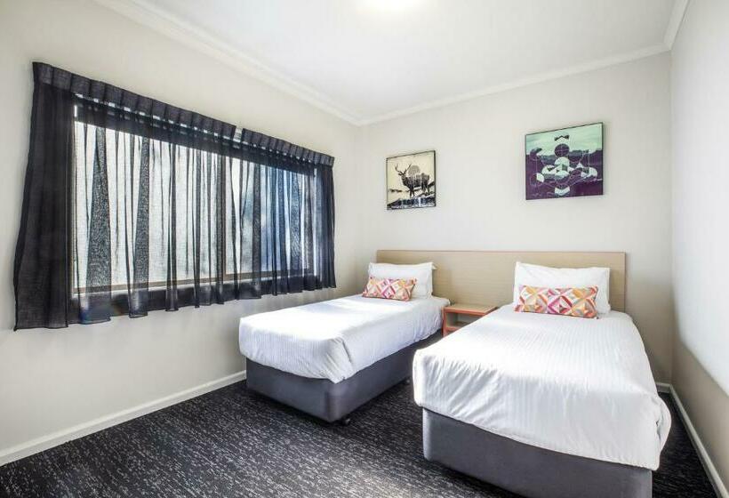 Семейное Студио, Nightcap At Monash