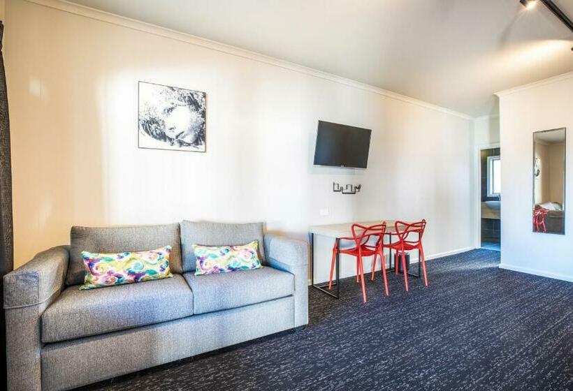 Семейное Студио, Nightcap At Monash