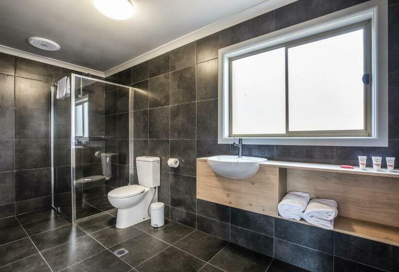 Семейное Студио, Nightcap At Monash