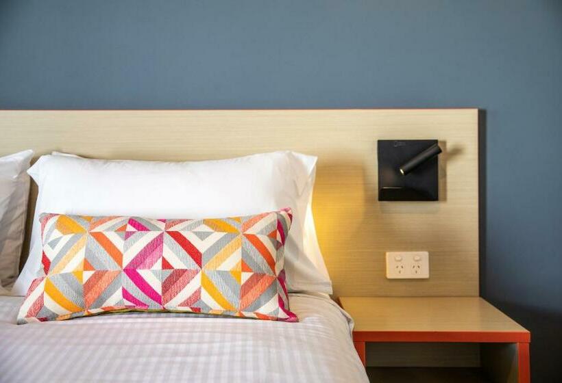 Семейное Студио, Nightcap At Monash