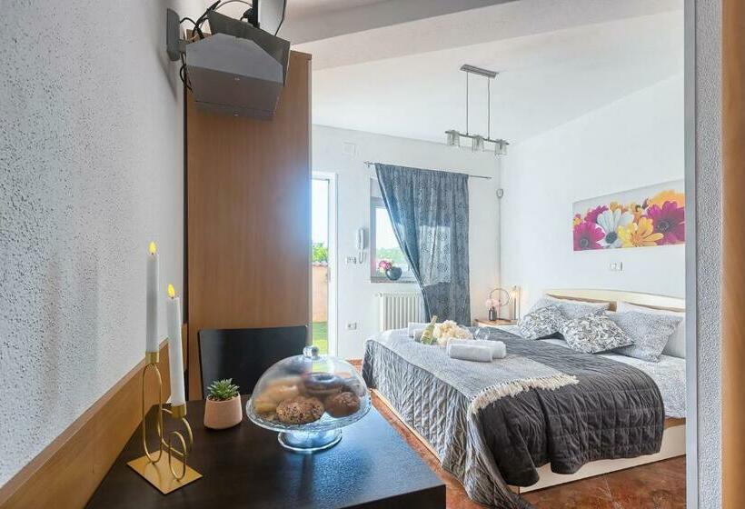 Студио Стандарт Вид на Сад, Villa Mihaela