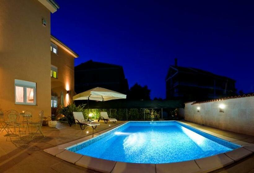 Студио Стандарт Вид на Сад, Villa Mihaela