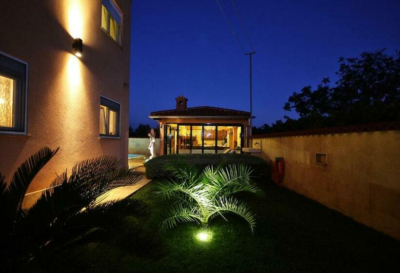 Студио Стандарт Вид на Сад, Villa Mihaela