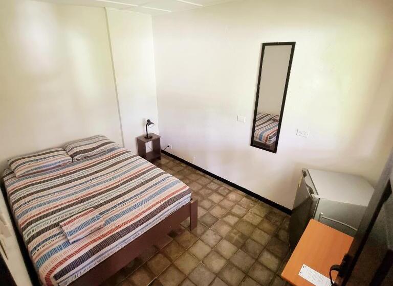 带共用浴室的标准房间, Casa Pura Vida Surf Hostel   Tamarindo Costa Rica