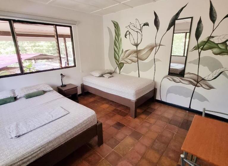标准三人间共用浴室, Casa Pura Vida Surf Hostel   Tamarindo Costa Rica