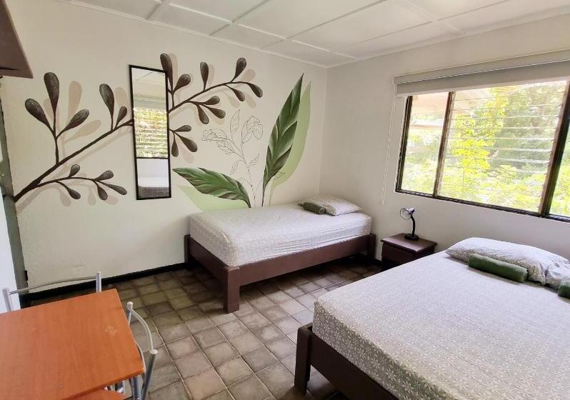 标准三人间共用浴室, Casa Pura Vida Surf Hostel   Tamarindo Costa Rica
