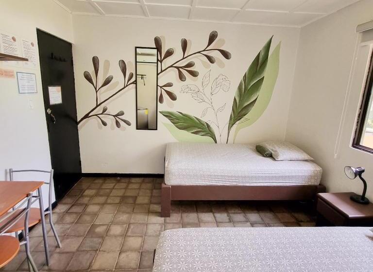 标准三人间共用浴室, Casa Pura Vida Surf Hostel   Tamarindo Costa Rica