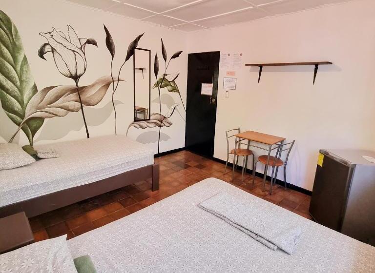 اتاق استاندارد سه تخته با سرویس بهداشتی مشترک, Casa Pura Vida Surf Hostel   Tamarindo Costa Rica