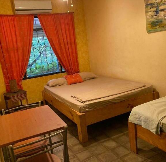 标准三人间共用浴室, Casa Pura Vida Surf Hostel   Tamarindo Costa Rica