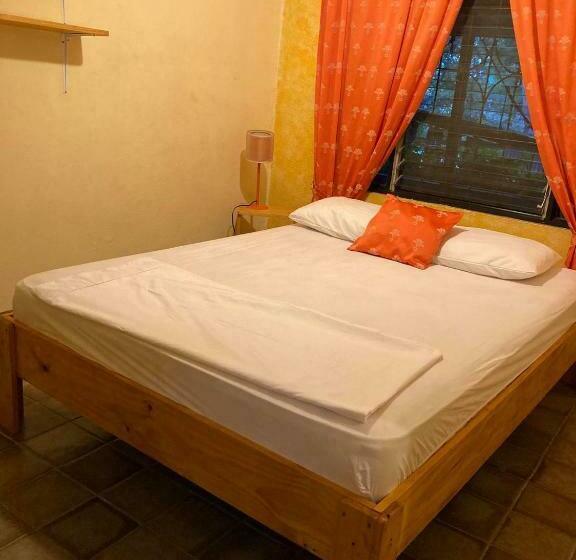 带共用浴室的标准房间, Casa Pura Vida Surf Hostel   Tamarindo Costa Rica