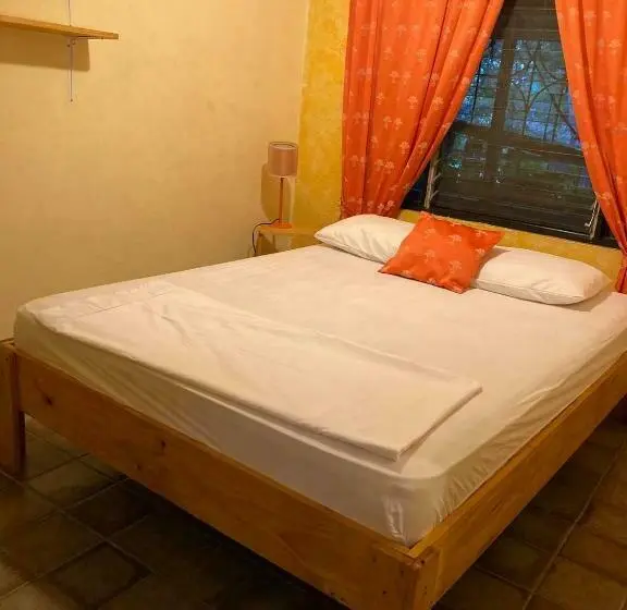 バス共有のスタンダードルーム, Casa Pura Vida Surf Hostel Tamarindo Costa Rica