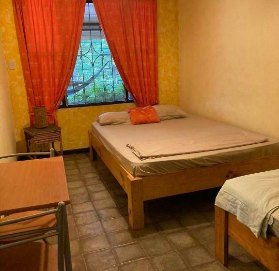 标准三人间共用浴室, Casa Pura Vida Surf Hostel   Tamarindo Costa Rica