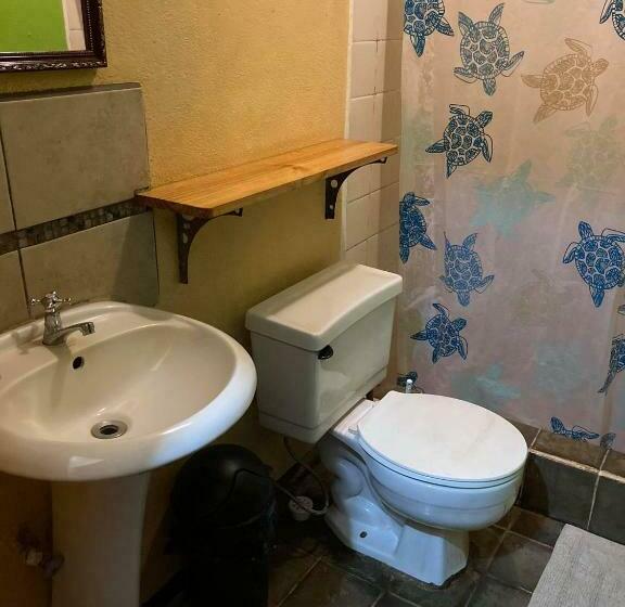 标准三人间共用浴室, Casa Pura Vida Surf Hostel   Tamarindo Costa Rica