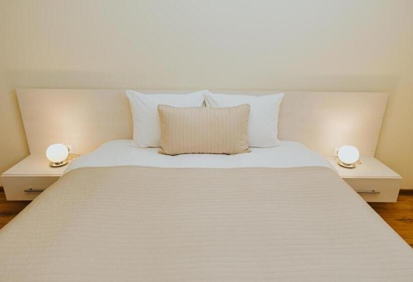 استودیوی استاندارد, Camelia's Cozy Place