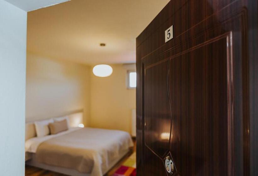 استودیوی استاندارد, Camelia's Cozy Place