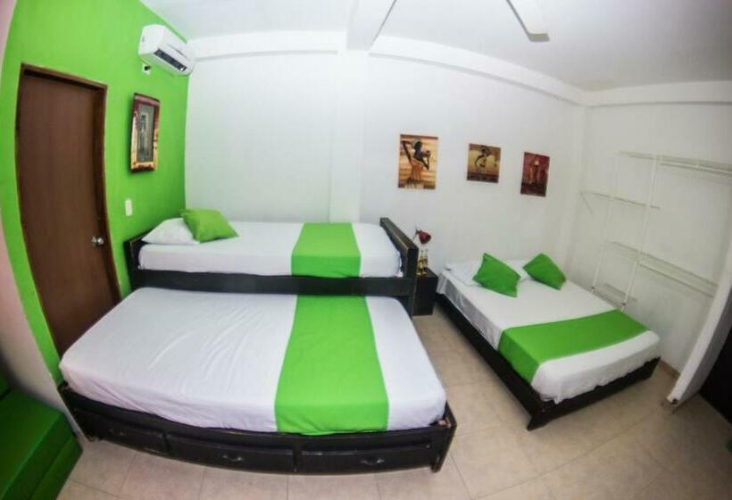 חדר משפחתי, Taganga Dive Inn