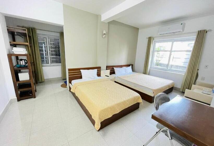 اتاق استاندارد سه نفره, The Light