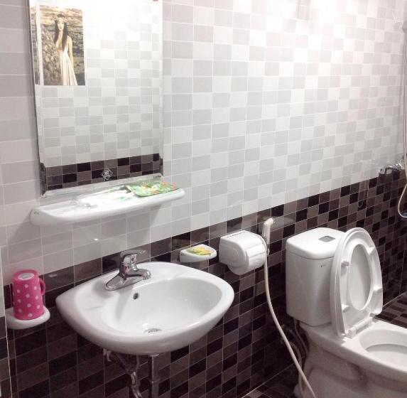 اتاق استاندارد سه نفره, The Light