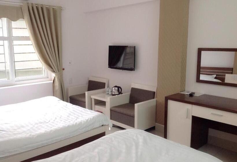 اتاق استاندارد سه نفره, The Light