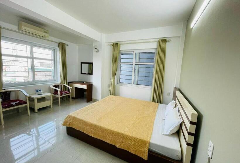 اتاق استاندارد با تخت بزرگ, The Light